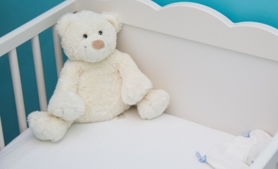W jaki sposób materac zastosowany w łóżeczku wpływa na jakość snu dziecka?