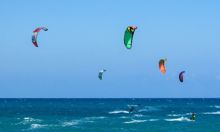 Kitesurfing pod okiem instruktora - jak wygląda kurs?