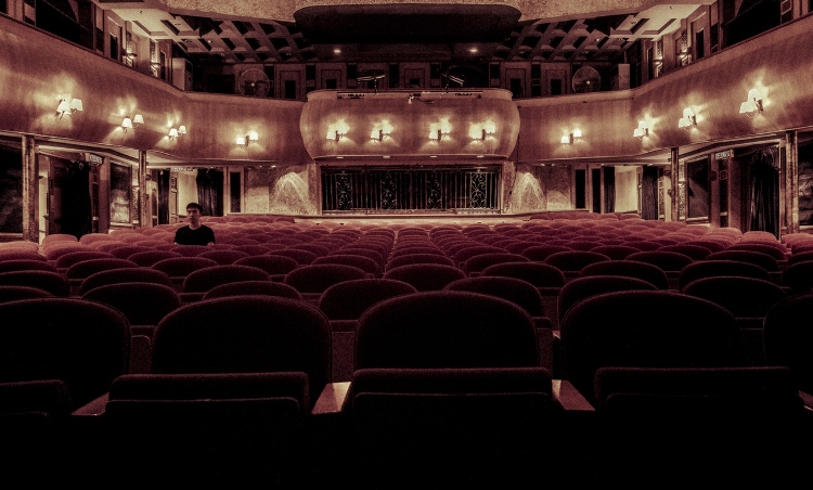 Jak często Polacy chodzą do teatru?